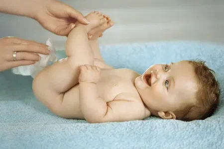 fotos de alergia do calor em bebe com a fralda
